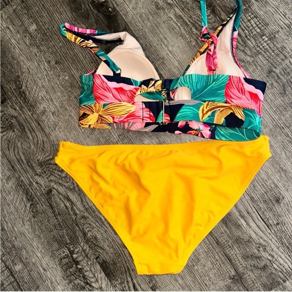 Vibrant Floral Bikini with Adjustable Straps and Classic Cut - Picture 2 of 2